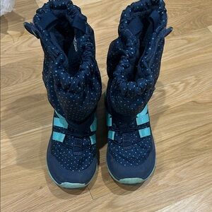 Girls’ snow boots, size 2